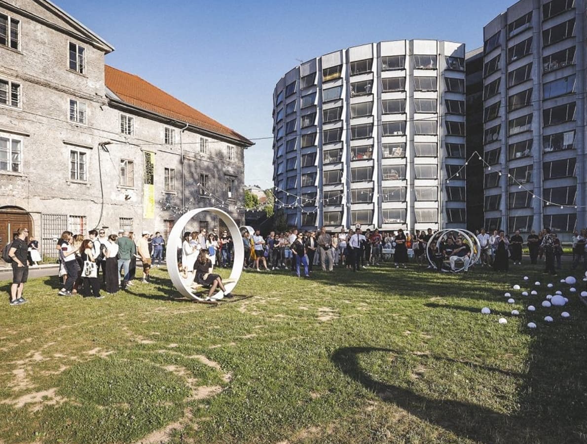 Center za kreativnost: Nedeljska scena pred Palačo Cukrarna